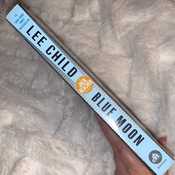 ☄️2/$15☄️Jack Reacher novel. Blue Moon - Picture 2 of 4